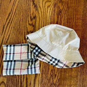 Reversible Burberry bucket hat with storage bag